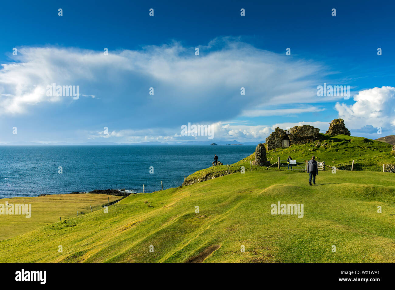 I resti del castello di Duntulm, Trotternish, Isola di Skye, Scotland, Regno Unito. All'orizzonte sono le Isole Occidentali. Foto Stock