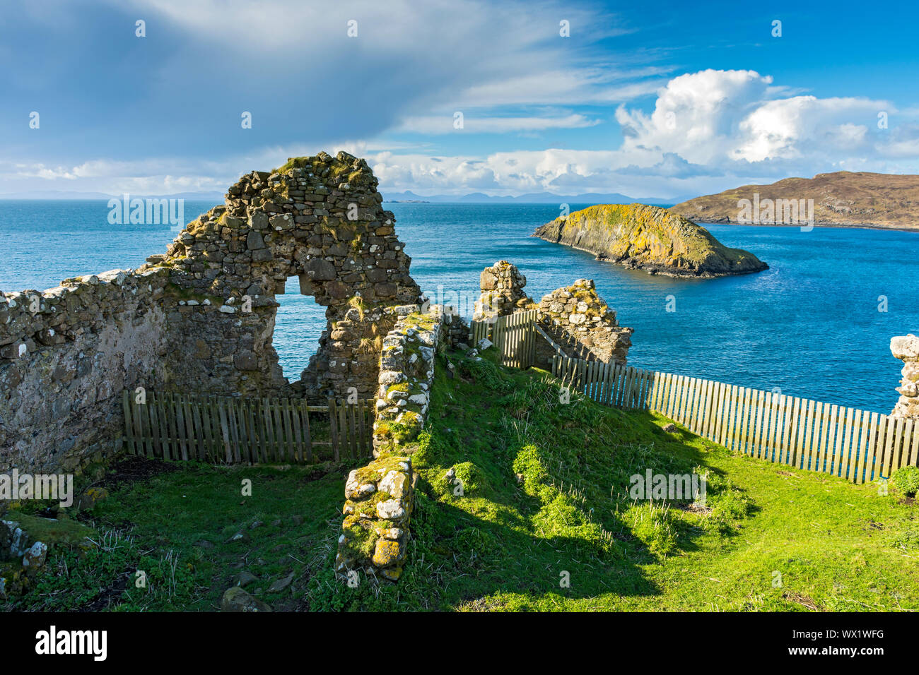 I resti del castello di Duntulm, con Tulm isola dietro, Trotternish, Isola di Skye, Scotland, Regno Unito Foto Stock