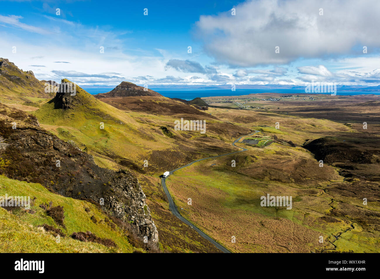 Un carrello a salire la Quiraing pass road, dal percorso per il Quiraing, Trotternish, Isola di Skye, Scotland, Regno Unito Foto Stock