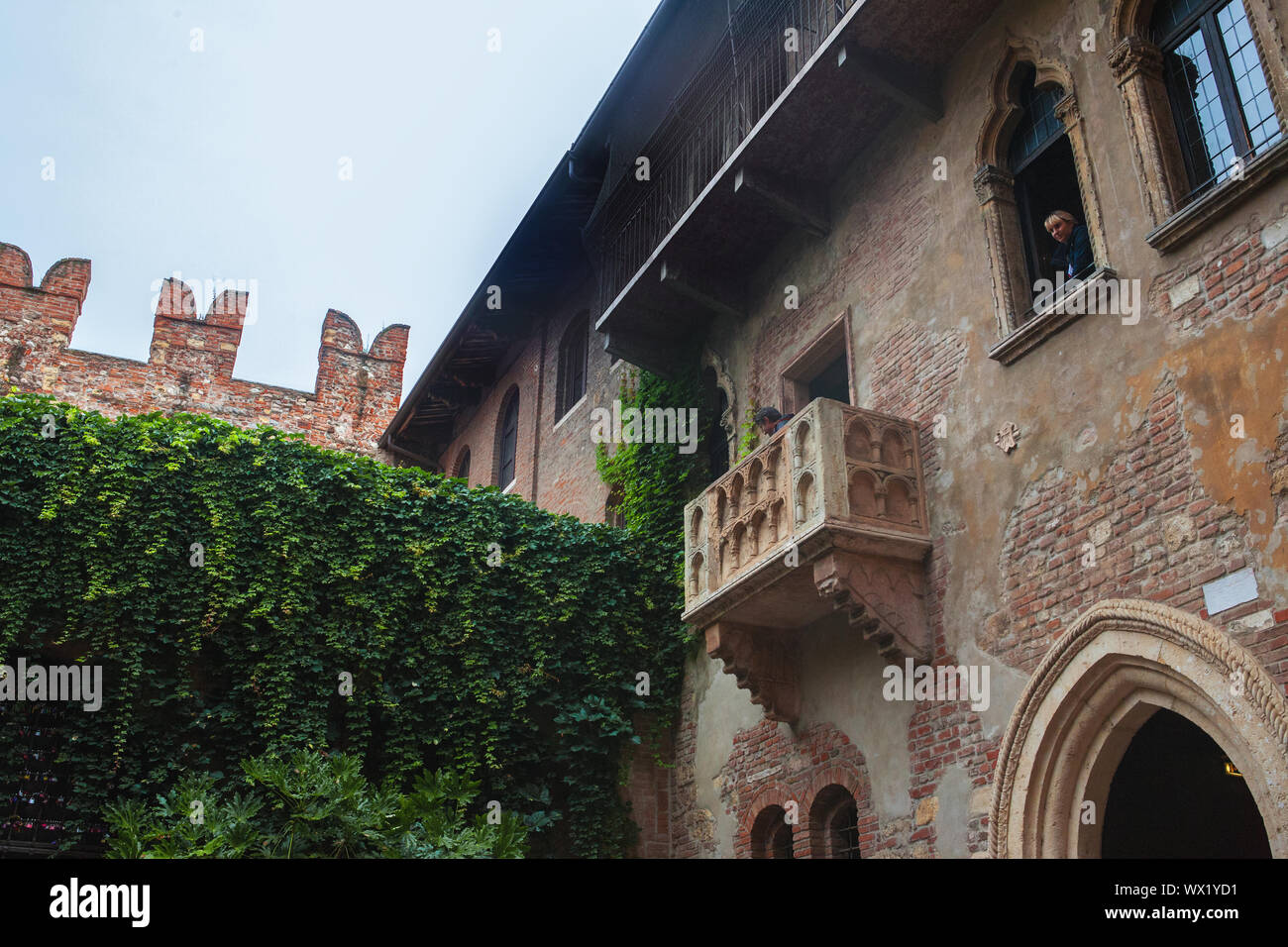Casa di Giulietta e il famoso balcone, infatti un ventesimo secolo  aggiunta, Via Cappello 23, Verona, Italia Foto stock - Alamy