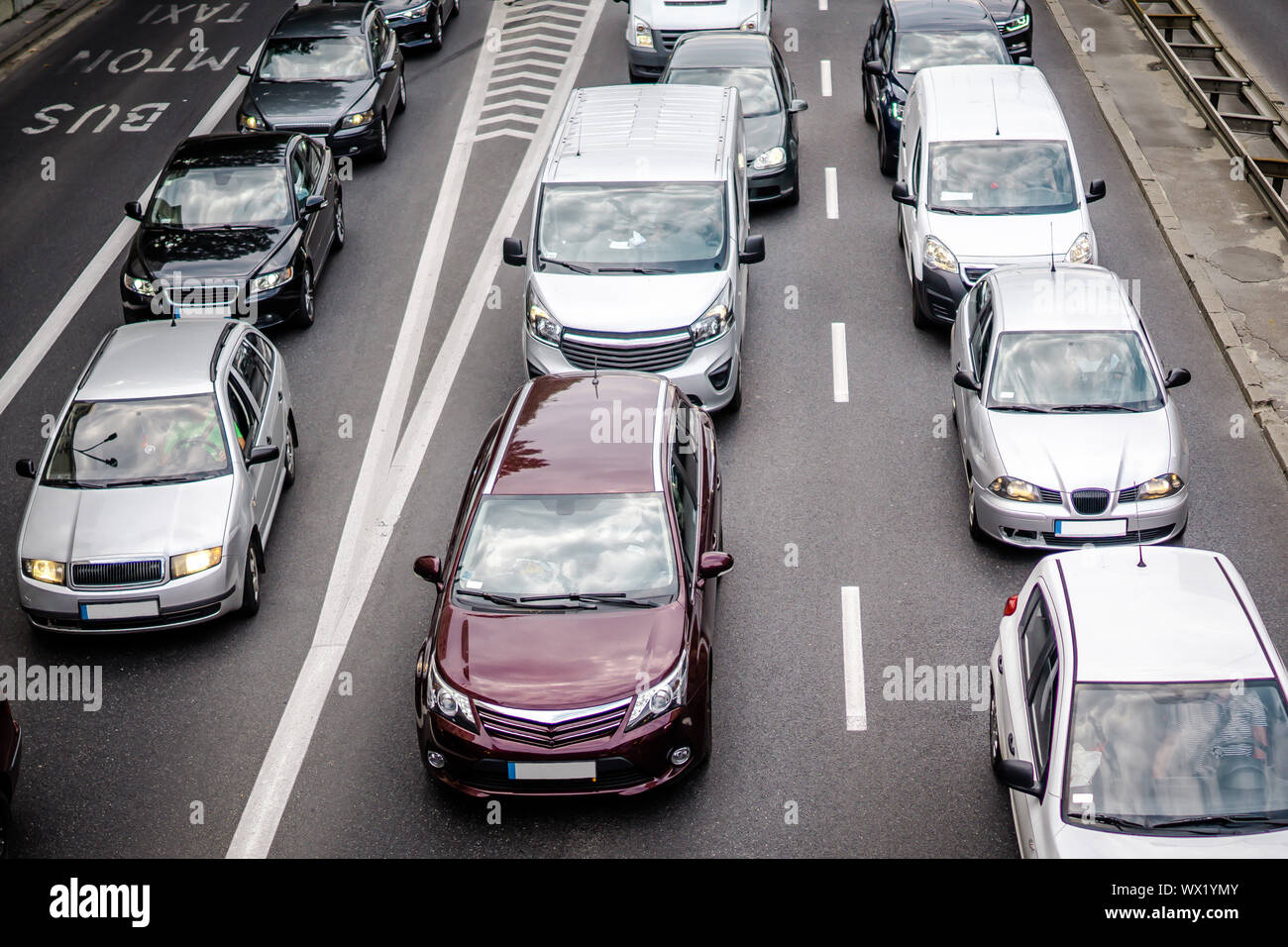 Ora di punta in un centro della città, auto bloccato in un ingorgo. Foto Stock