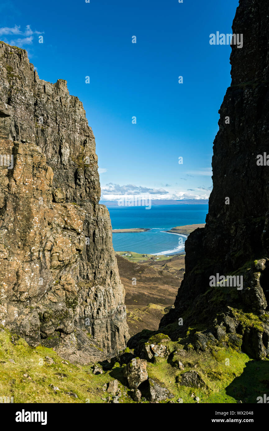 Staffin Bay e il suono interno dal Quiraing, Trotternish, Isola di Skye, Scotland, Regno Unito. Foto Stock