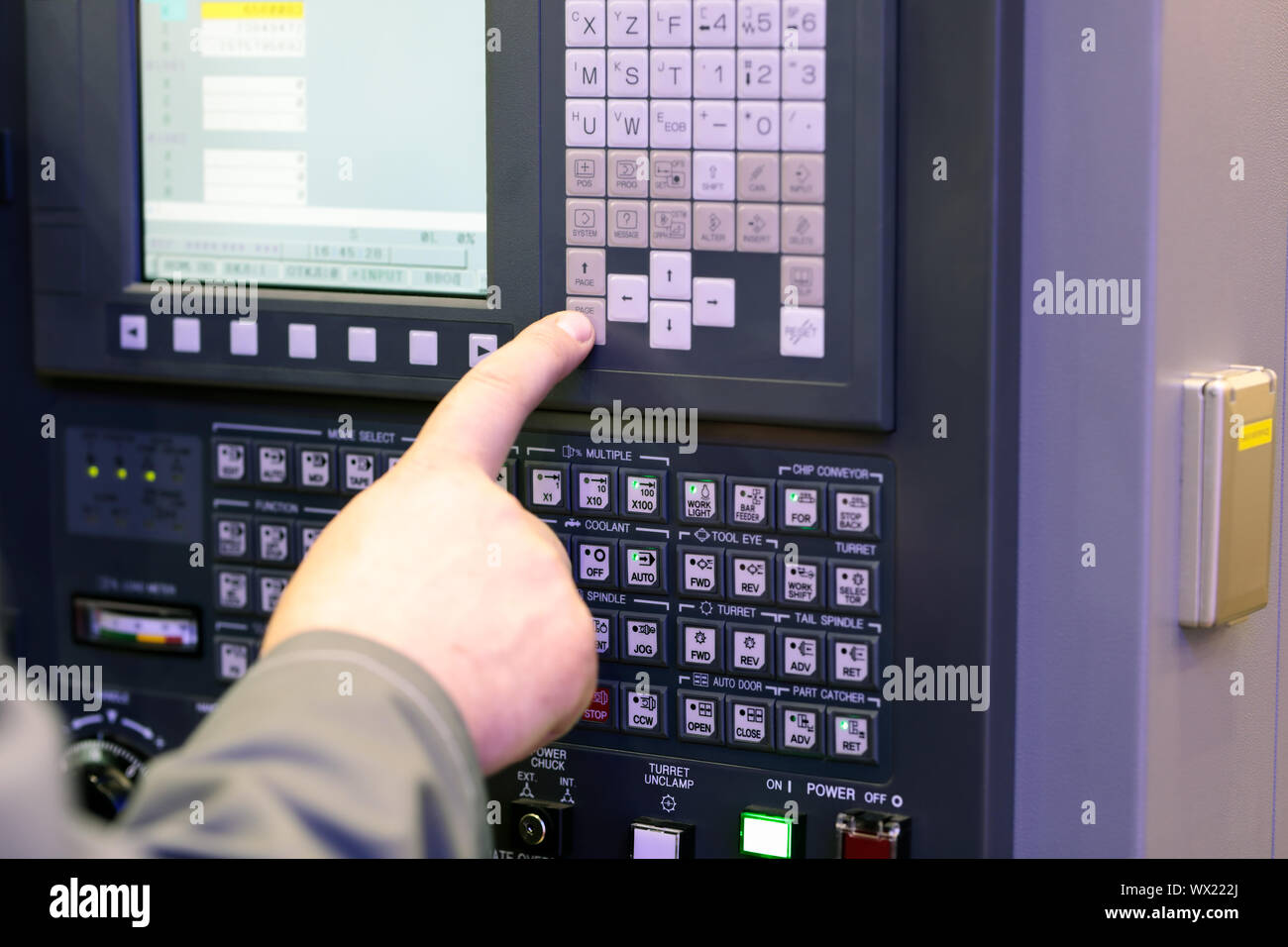 Il controllo CNC setup per fresatura e tornitura. Messa a fuoco selettiva. Foto Stock