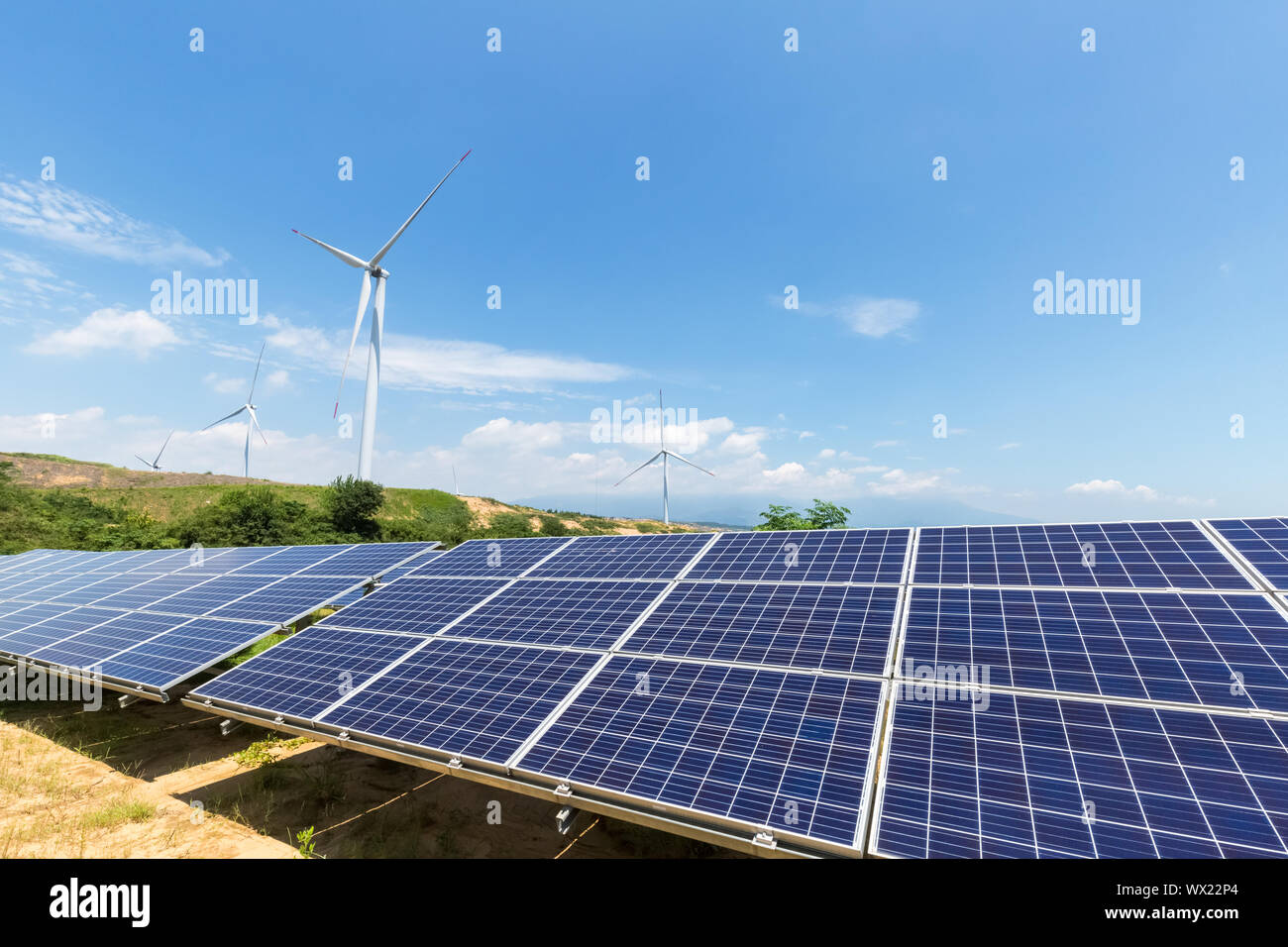 Energia pulita contro un cielo blu Foto Stock