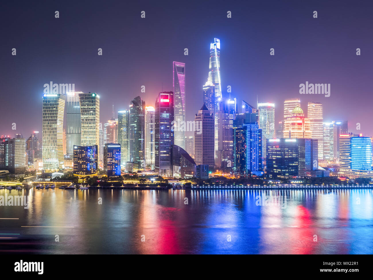 Bellissimo paesaggio urbano di Shanghai di notte Foto Stock