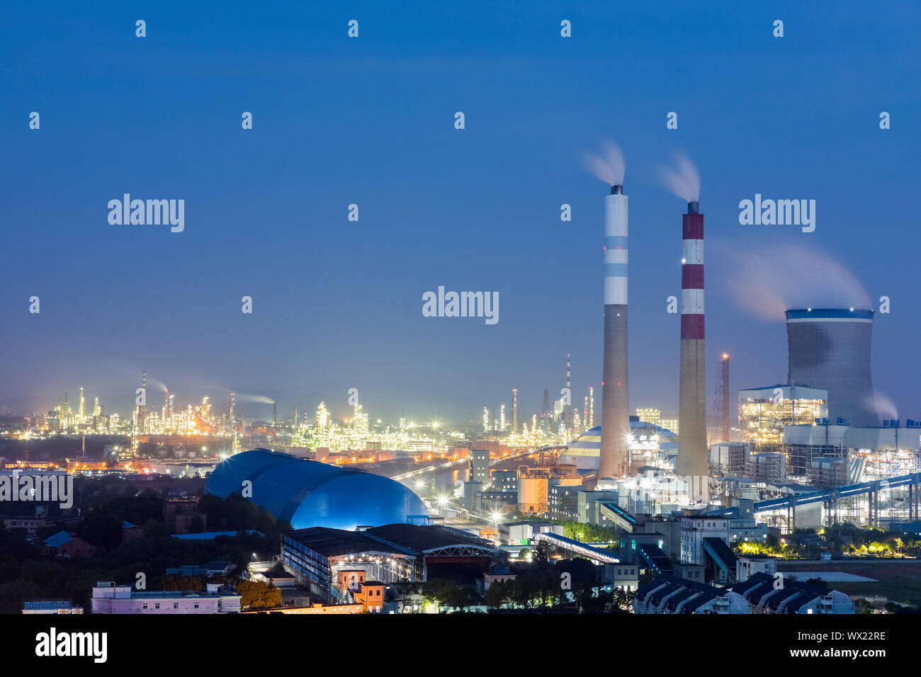 Impianto di alimentazione durante la notte Foto Stock