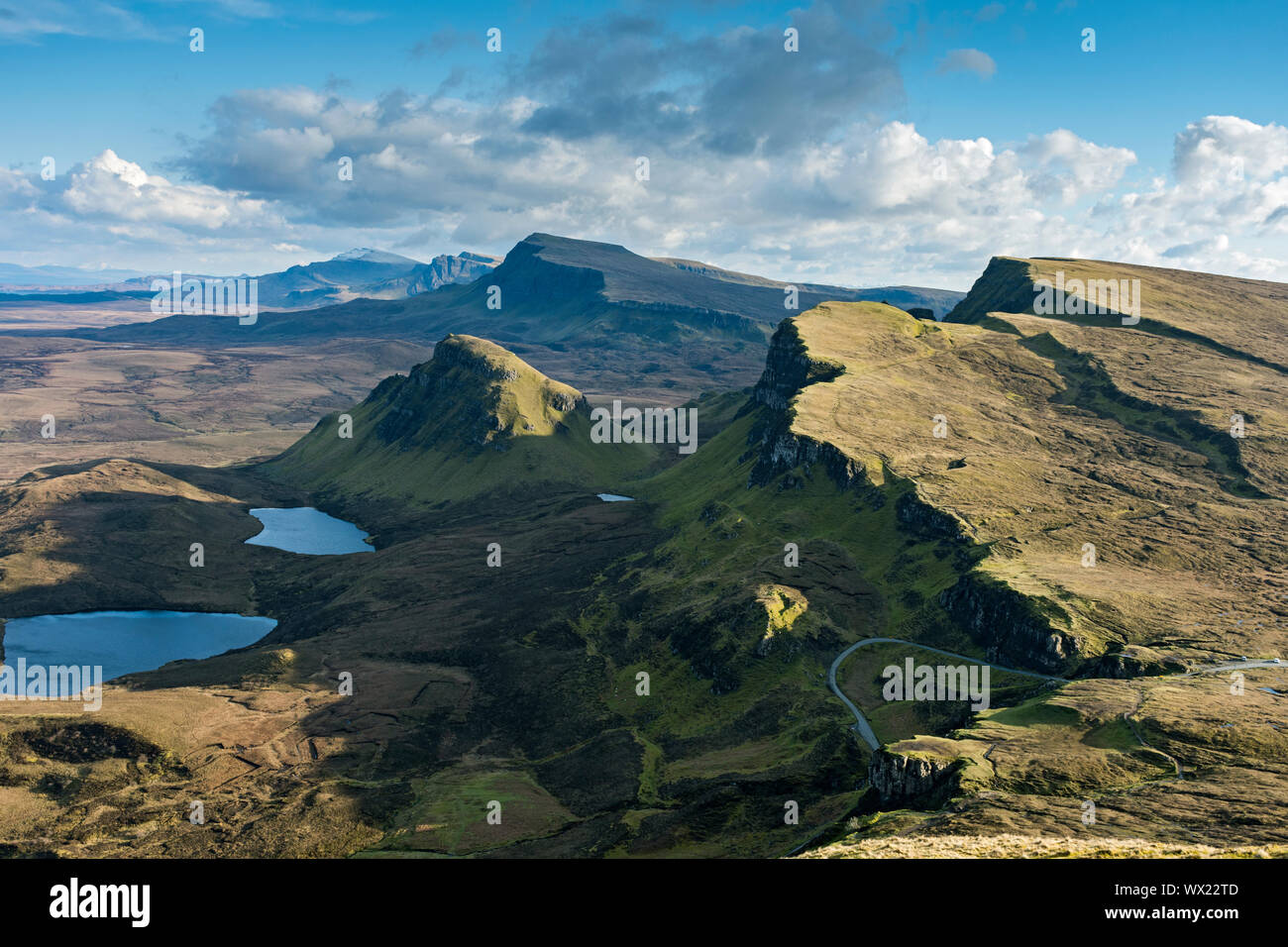 Il Trotternish Ridge a sud oltre il Quiraing pass road, da Meall na Suiramach, il picco al di sopra del Quiraing, Trotternish, Isola di Skye, Scotland, Regno Unito Foto Stock