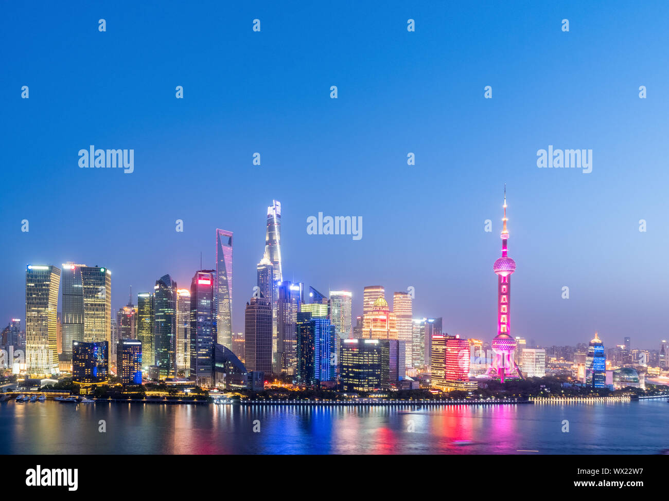 Bellissimo paesaggio urbano di Shanghai nel crepuscolo Foto Stock