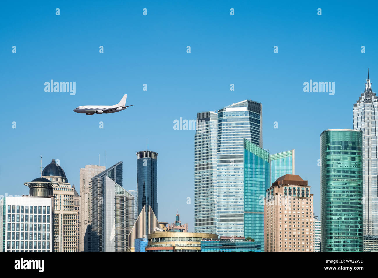 Edifici moderni e aereo Foto Stock