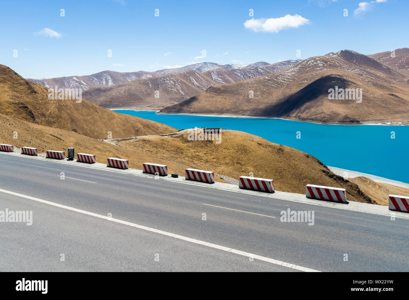 Strada e lago Santo in Tibet Foto Stock
