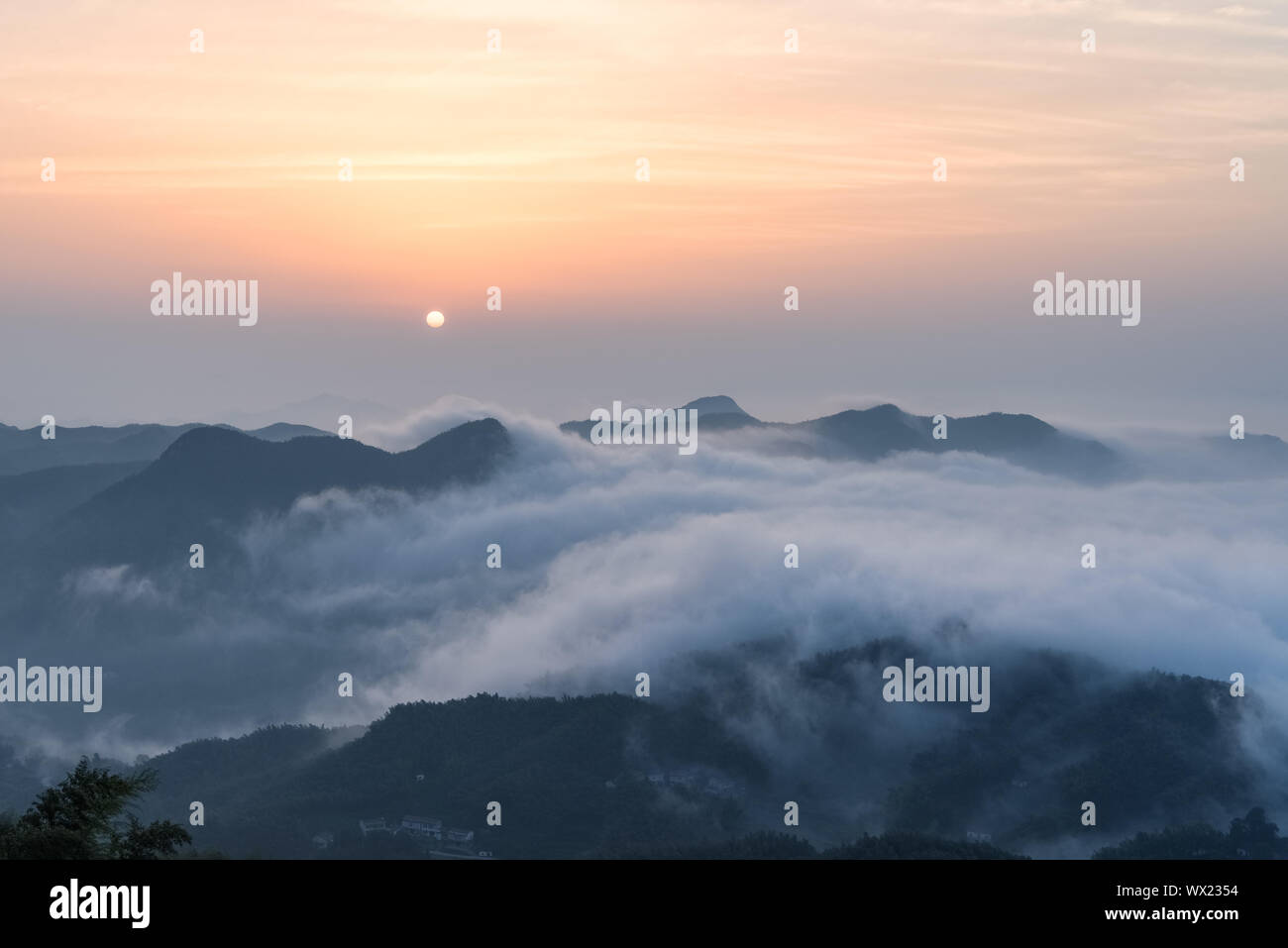 Mare di nubi di sunrise Foto Stock