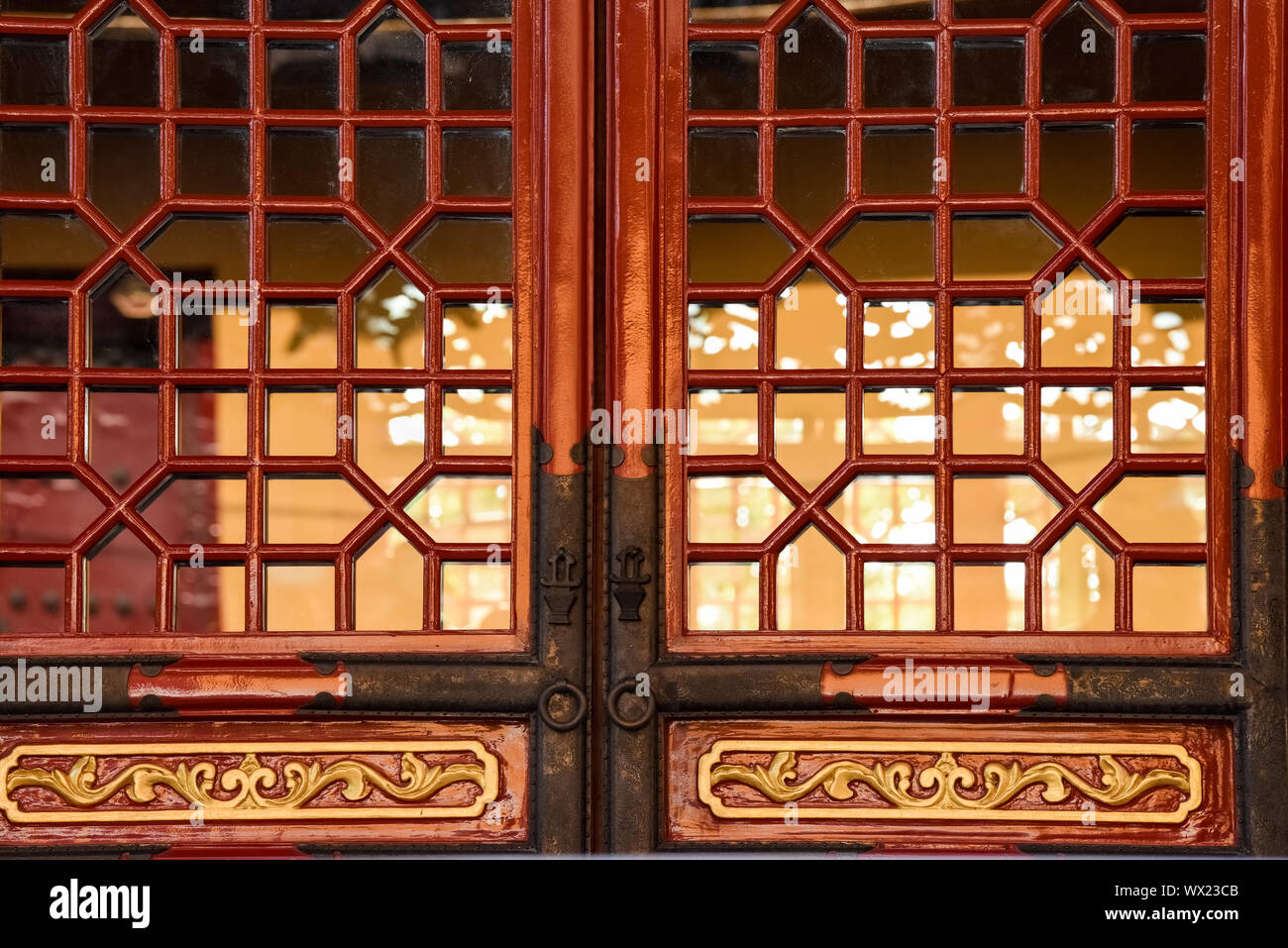 Tempio tradizionale porta e finestra Foto Stock
