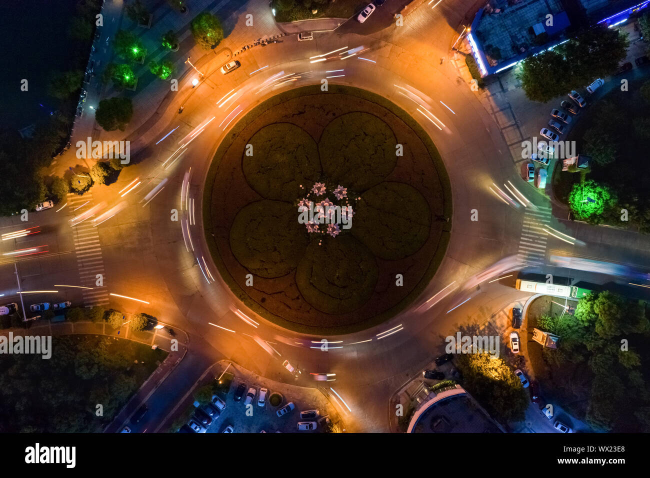 Vista aerea del cerchio di traffico isola di notte Foto Stock