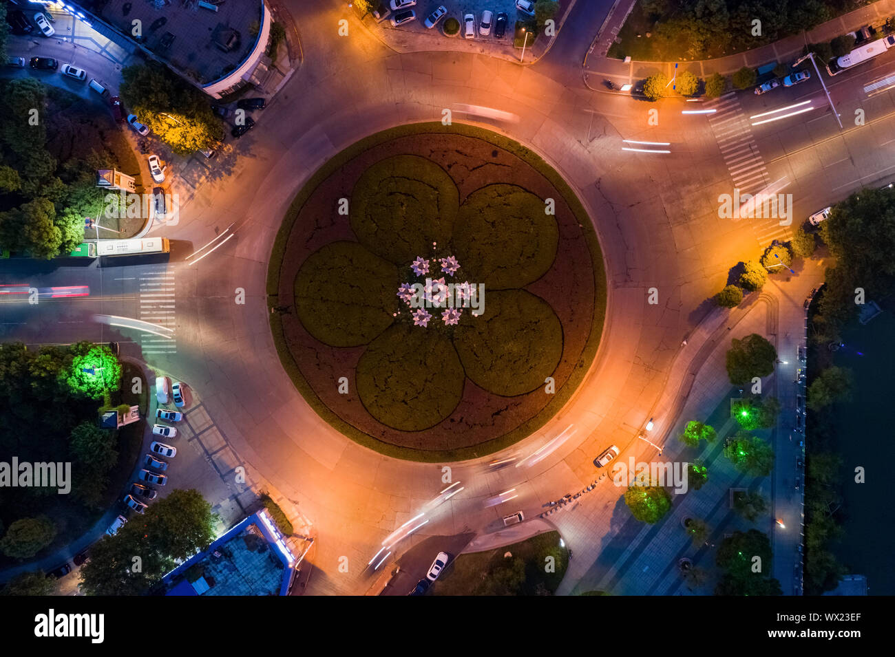 Cerchio di traffico isola di notte Foto Stock