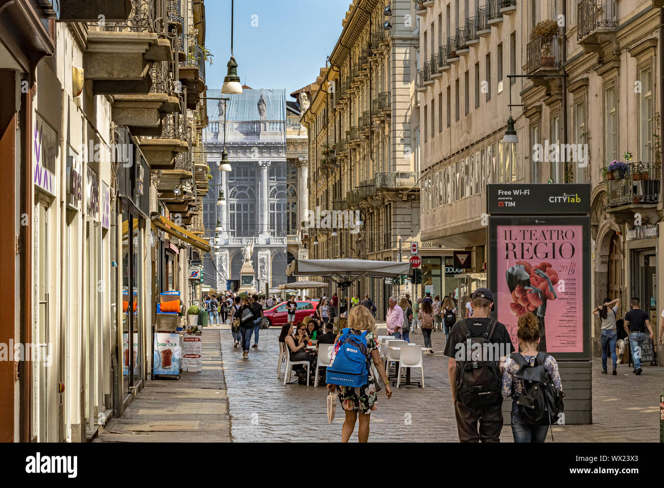 La gente camminare lungo Via Garibaldi e in una strada con negozi e ristoranti a Torino , Italia Foto Stock