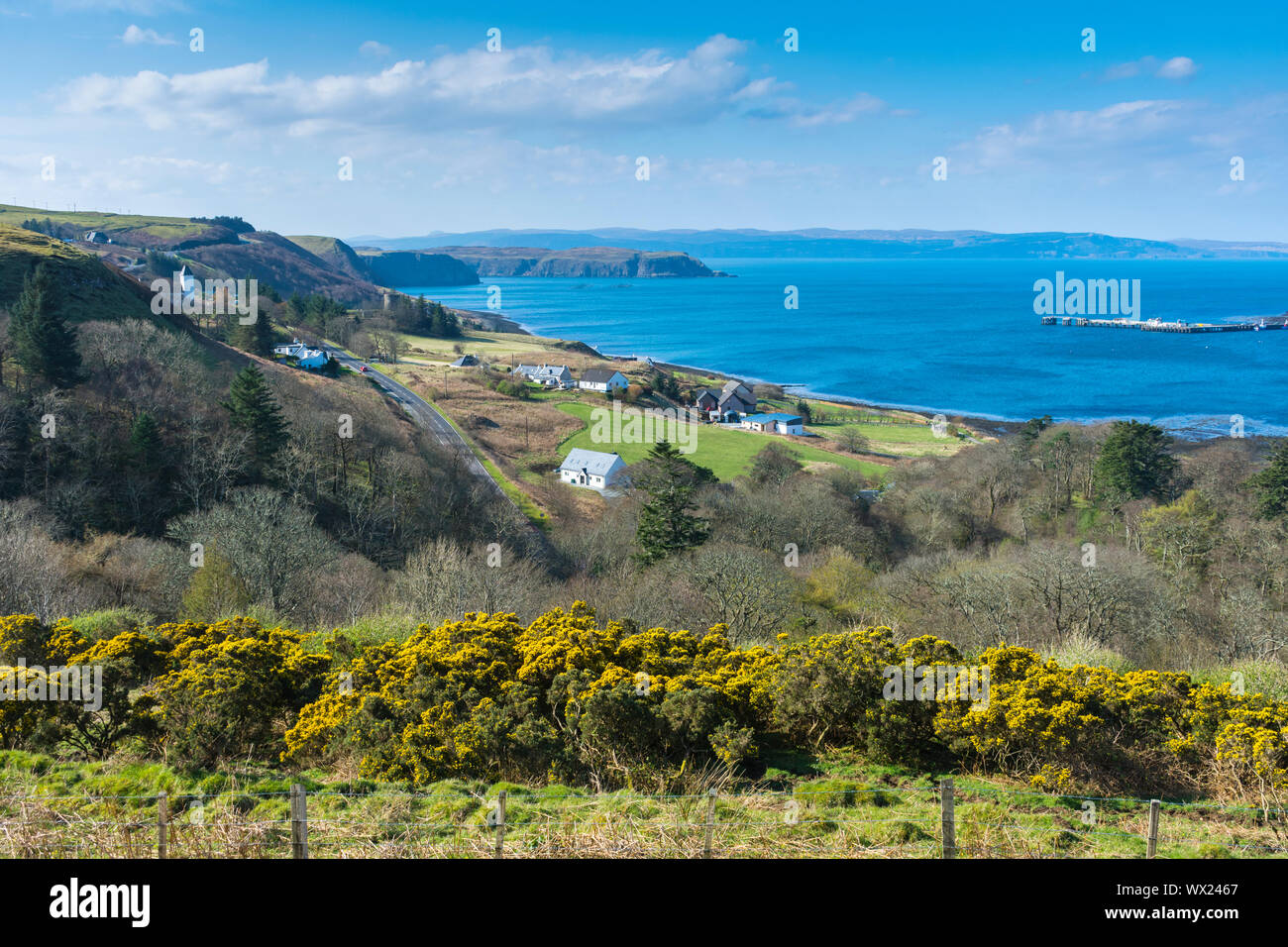 Sud Cùil vicino a Uig, Uig Bay e il re Edward Pier, Trotternish, Isola di Skye, Scotland, Regno Unito Foto Stock