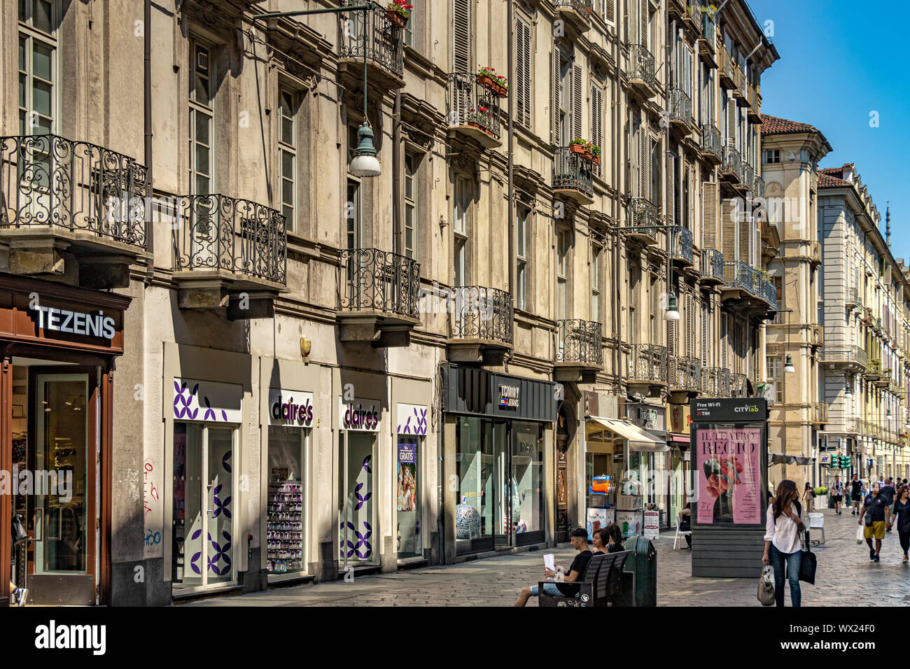 La gente camminare lungo Via Garibaldi e in una strada con negozi e ristoranti a Torino , Italia Foto Stock