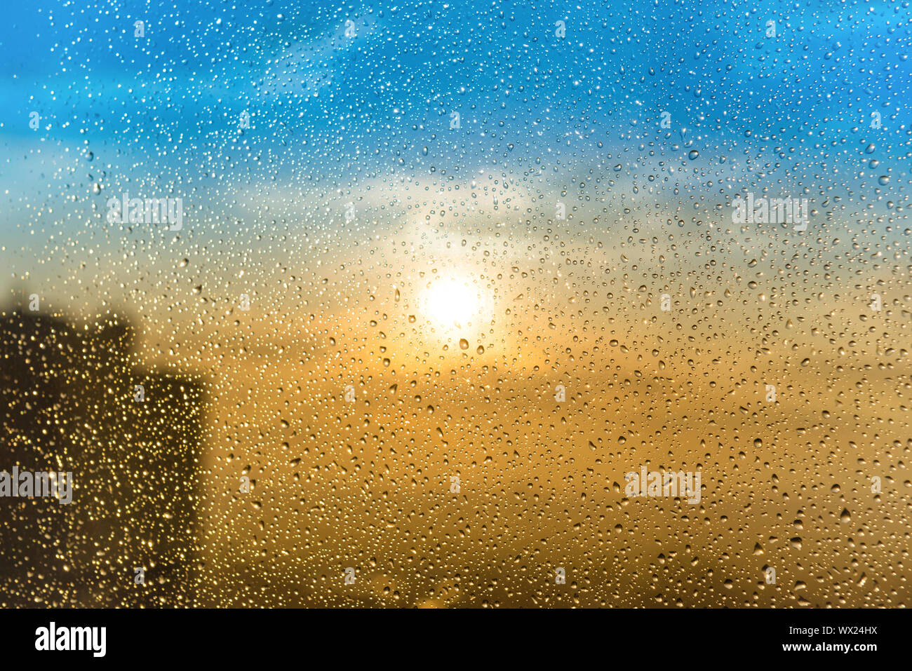 Bel tramonto con acqua delle gocce di pioggia Foto Stock