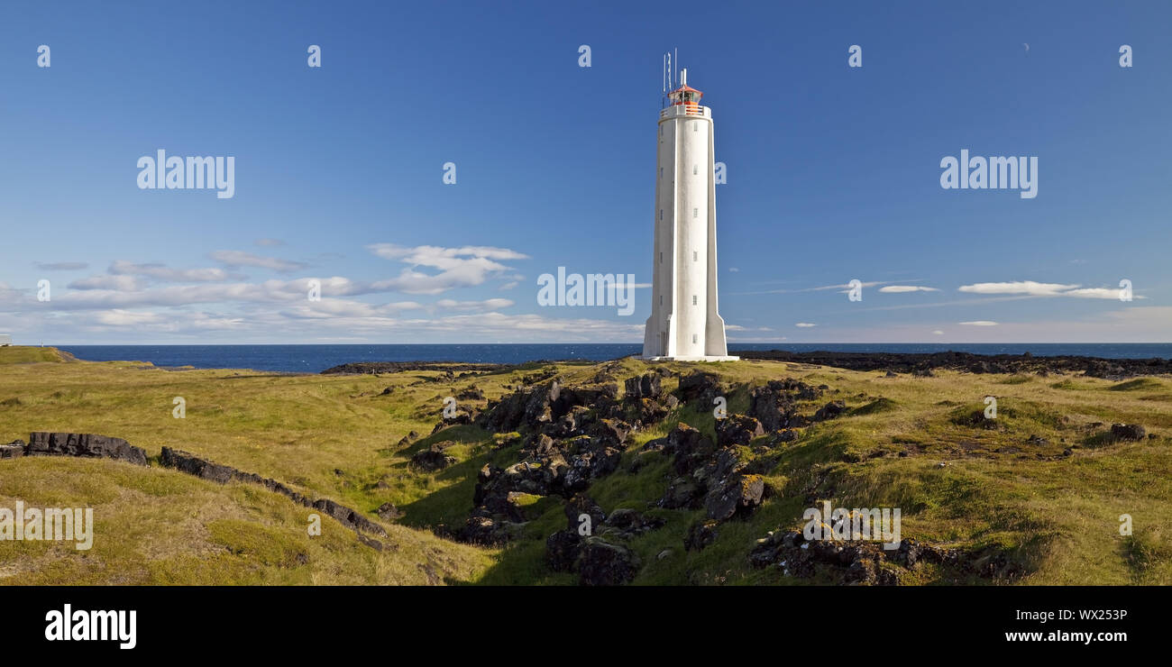 Il paesaggio costiero con il faro di Malarrif, Snaefellsjökull National Park, Islanda, Europa Foto Stock