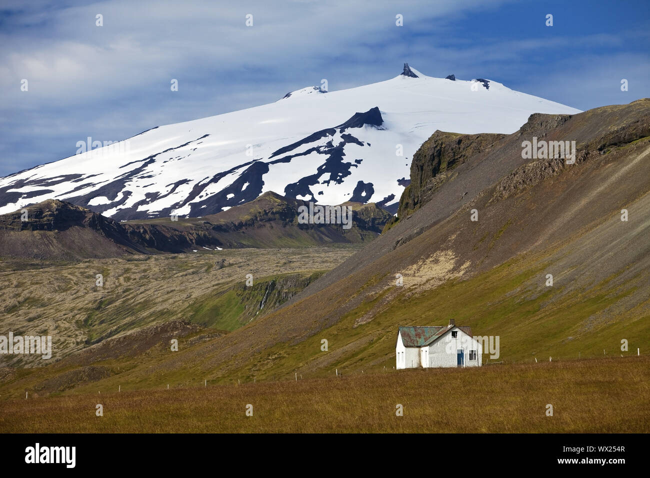 Paesaggio con casa e Snaefellsjoekull in montagna e sul ghiacciaio, Snaefellsnes, Islanda, Europa Foto Stock