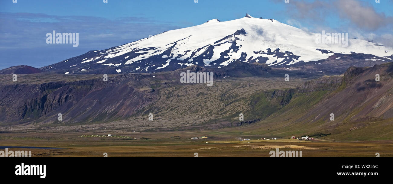 Coperte di neve e vulcano Snaefellsjökull glacier, Snaefellsnes peninsula, Islanda, Europa Foto Stock