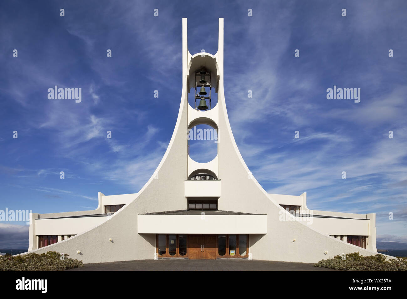 Bianca e moderna chiesa, architetto Jón Haraldsson, Stykkishólmur, penisola Snaefellsnes, Islanda, Europa Foto Stock