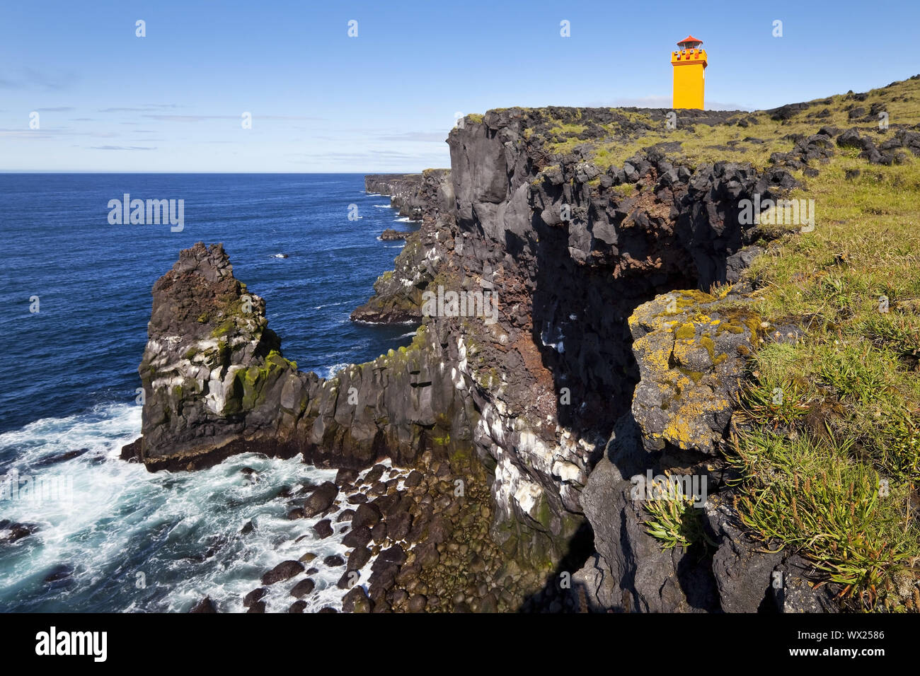 Il paesaggio costiero con il faro di Svoertuloft, Snaefellsjökull National Park, Islanda, Europa Foto Stock