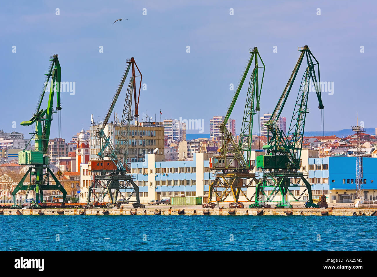 Gru portuale nel porto Foto Stock