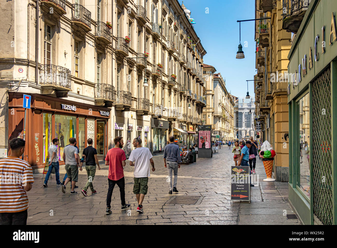 La gente camminare lungo Via Garibaldi e in una strada con negozi e ristoranti a Torino , Italia Foto Stock