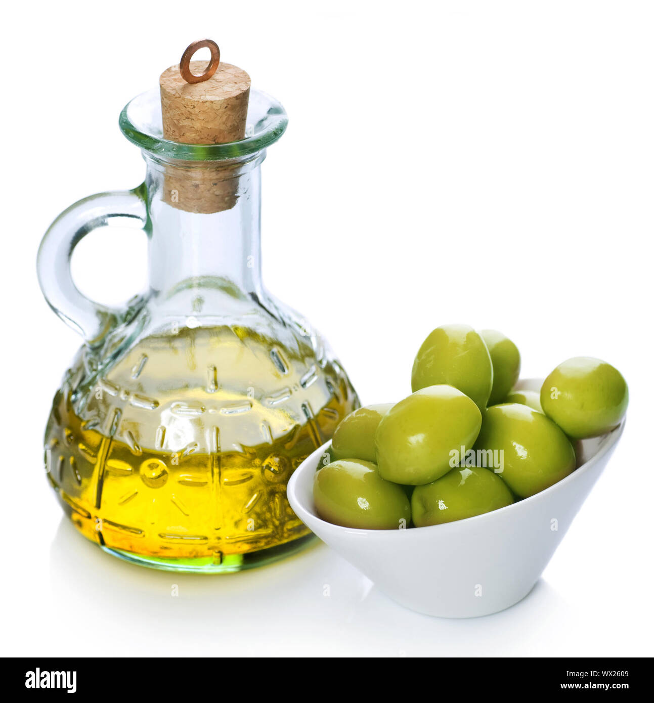 Olio Extra Vergine di Oliva e di olive verdi su bianco Foto Stock