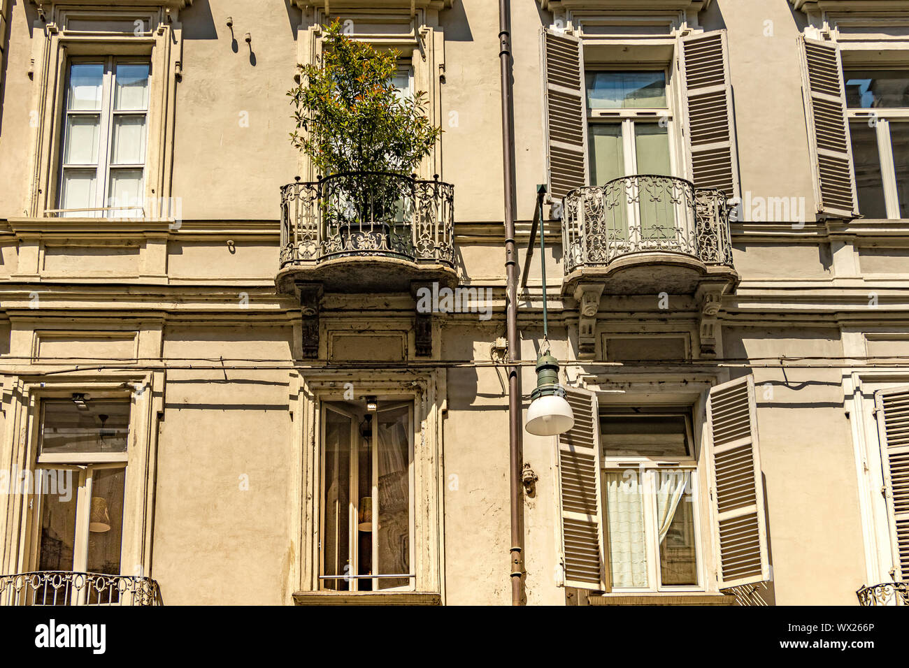 Appartamento Edificio con persiane e balconi in ferro battuto lungo Via Garibaldi , Torino , Italia Foto Stock