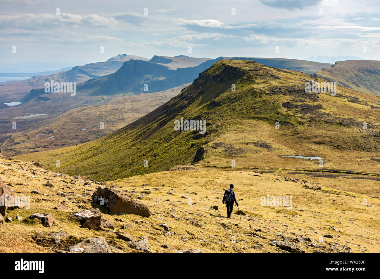 Un viandante si avvicina il Bealach un' Mhòramhain dalla cresta sud di Ben Edra, sul Trotternish Ridge, Isola di Skye, Scotland, Regno Unito Foto Stock