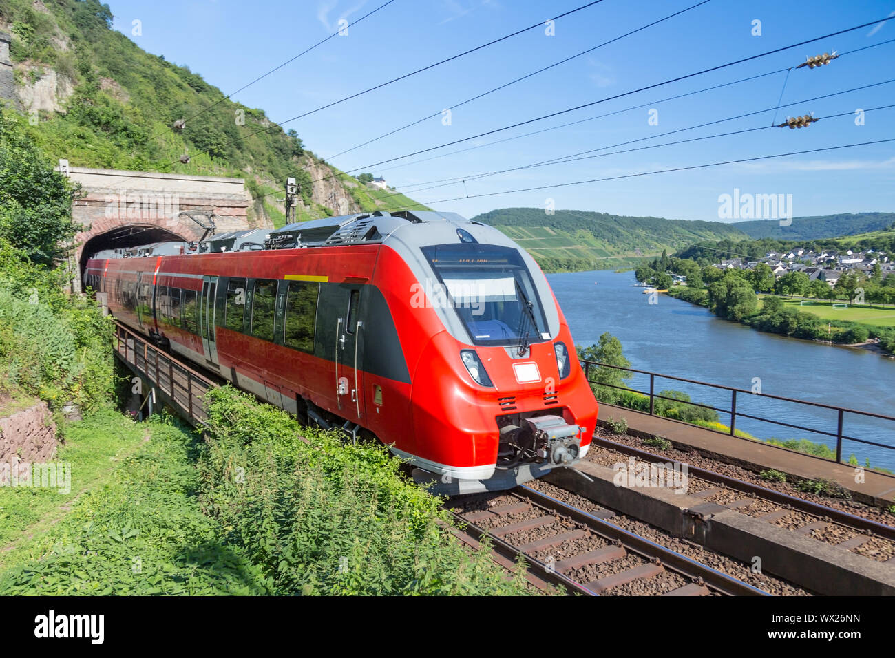 Treno Intercity lasciando un tunnel nei pressi del fiume Mosella in Germania Foto Stock