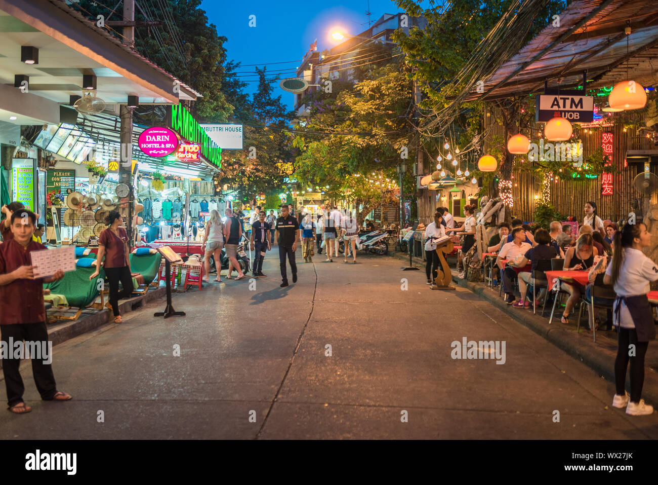 Khao San Road nel centro di Bangkok Foto Stock