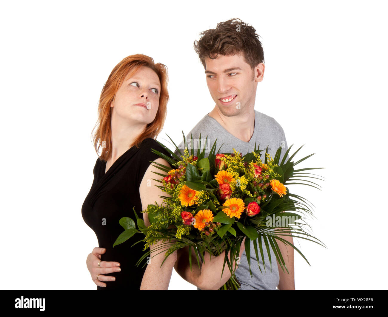L uomo e la donna in amore con un bel mazzo di fiori Foto Stock