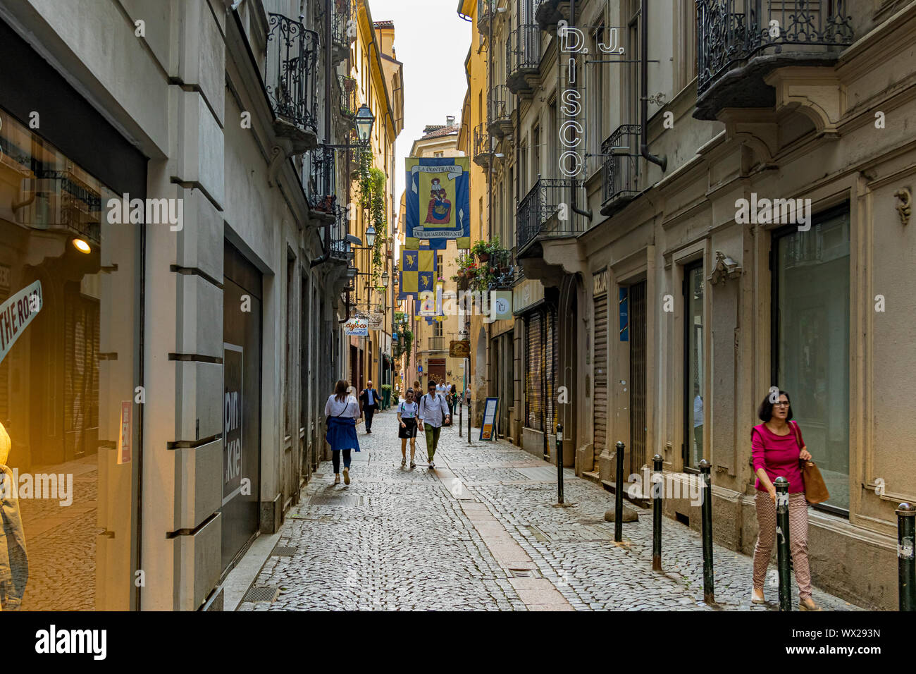 La gente a piedi lungo Via Mercanti ,una stretta strada di ciottoli di Torino , Italia Foto Stock