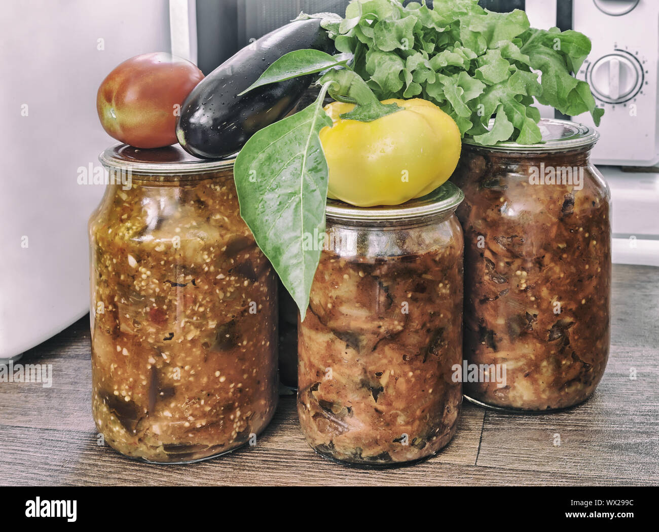 Home canning: conserve di verdure in vasi di vetro. Foto Stock