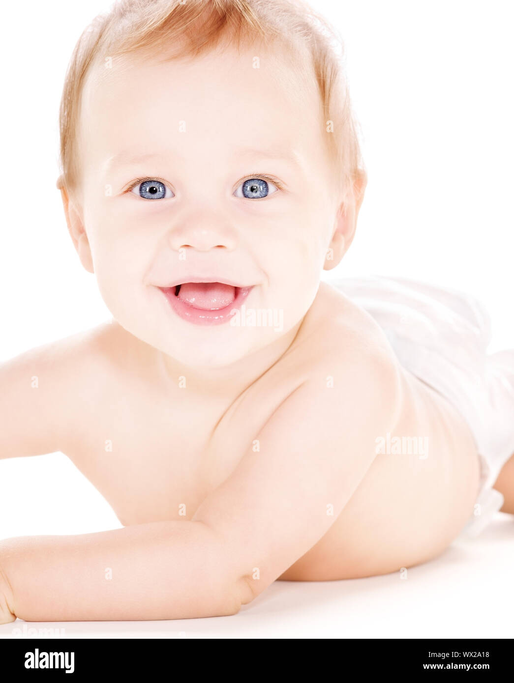 Foto di posa del bambino nel pannolino su bianco Foto Stock