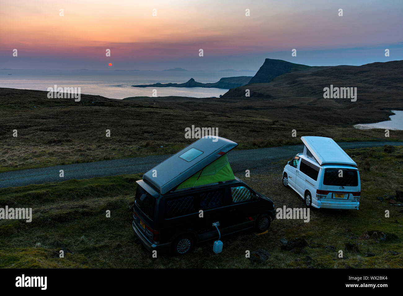 Due Mazda Bongo camper vicino al Loch Eishort, guardando verso Waterstein Testa e Neist Point al tramonto, Duirinish, Isola di Skye, Scotland, Regno Unito Foto Stock