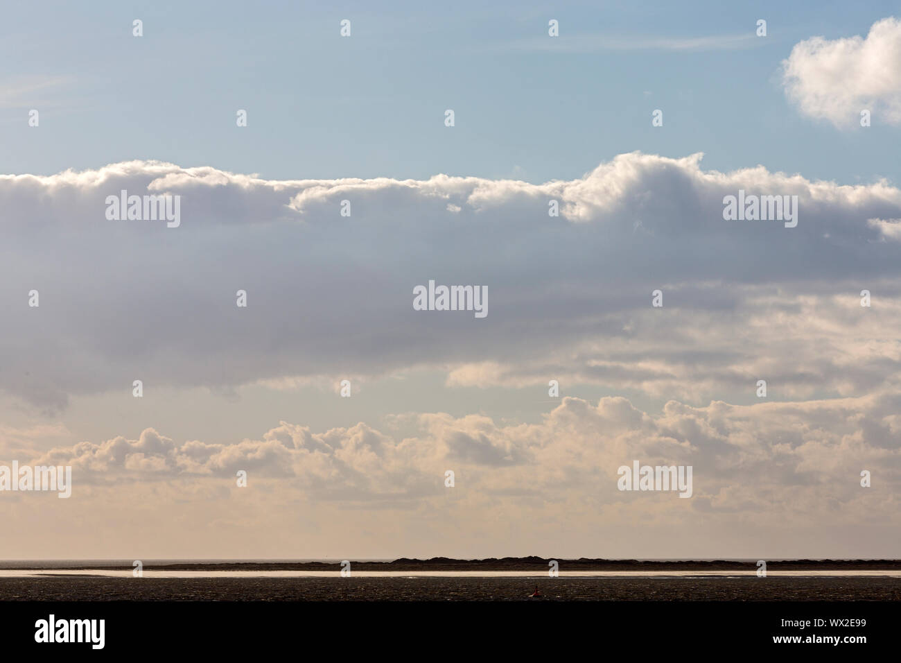 Norderney, Weststrand, Meer, Wolken, Horizont, Insel Juist Foto Stock