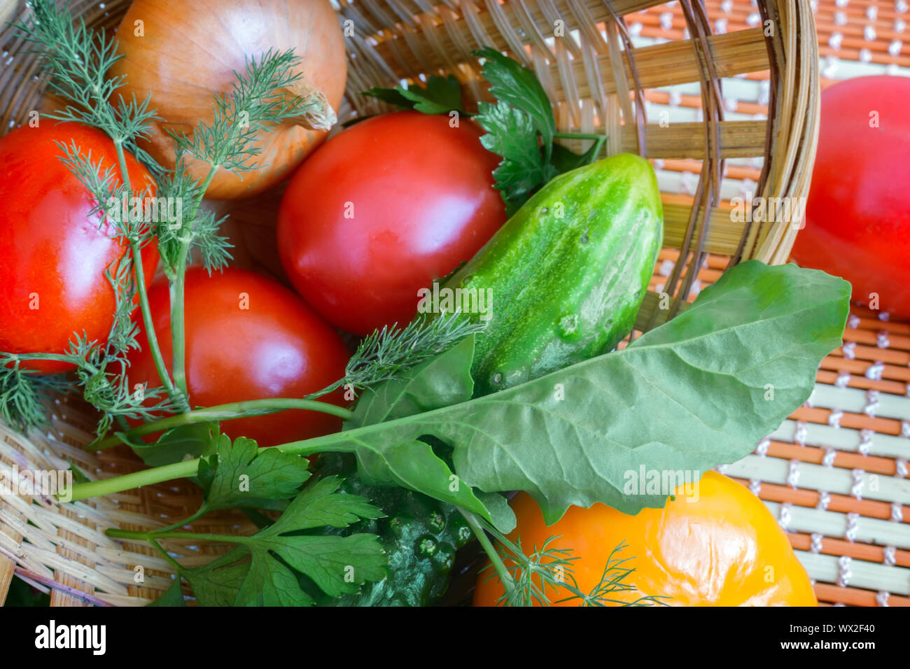 Verdure sulla tavola in un cesto di vimini. Foto Stock