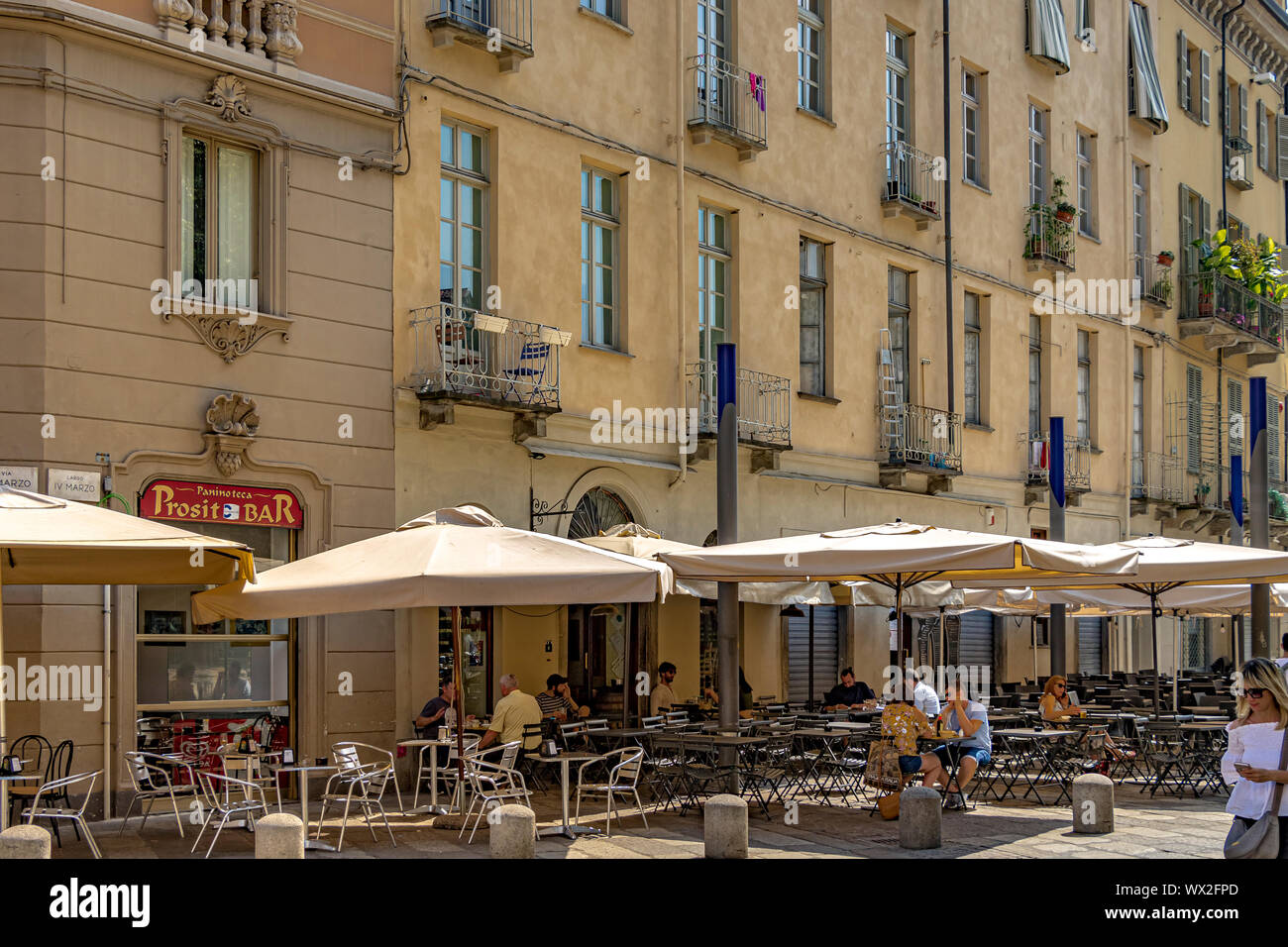 La gente seduta ai tavoli esterni gustando un drink al di fuori Prosit Bar , Via largo IV Marzo,Torino ,Italia Foto Stock