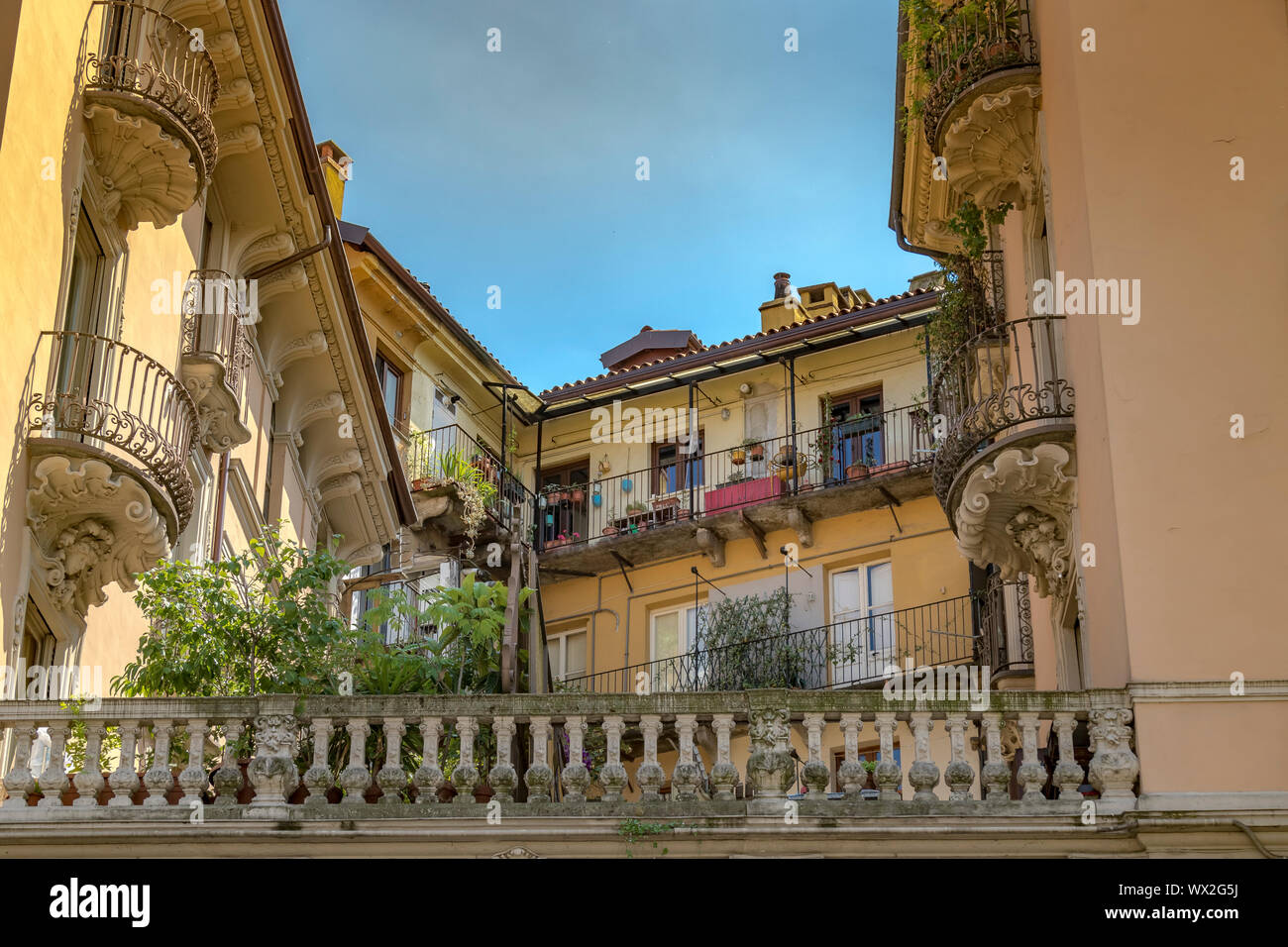 Bellissimo appartamento ornati edificio con balconi e giardini lungo Via IV Marzo , Torino , Italia Foto Stock