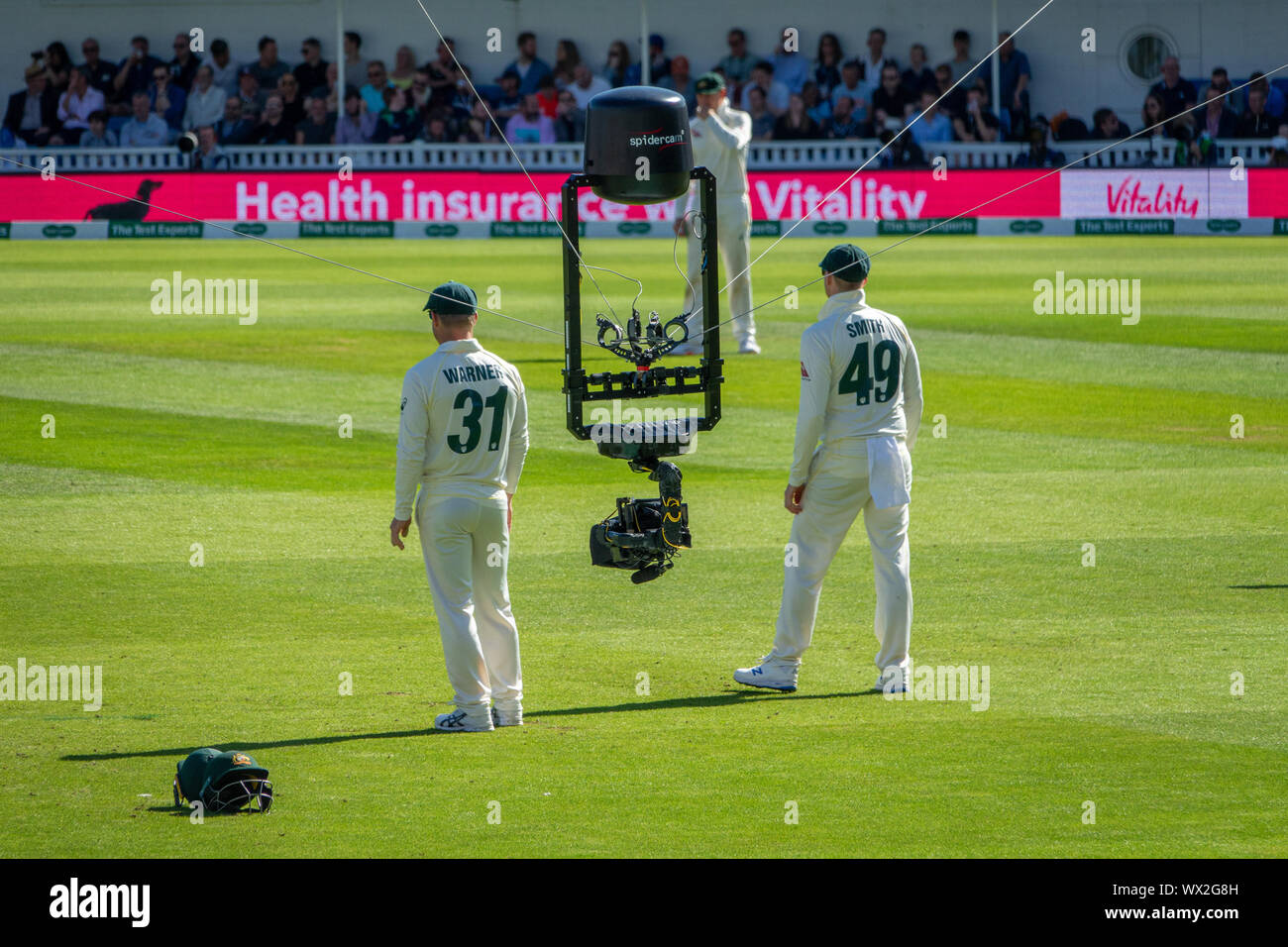 Spidercam al ovale per l'Inghilterra. v Australia Test Match.La Spidercam è un sistema che consente la pellicola e telecamere per muoversi sia verticalmente che orizzontalmente su una zona prestabilita, tipicamente il campo di gioco di un evento sportivo come un campo da cricket, campo di calcio o un campo da tennis. Il nome Spidercam è un marchio. Foto Stock