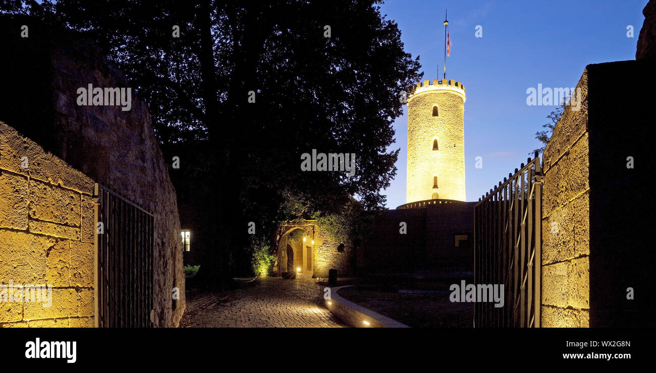 Illuminato il Castello di Sparrenburg di sera, Bielefeld, Renania settentrionale-Vestfalia, Germania, Europa Foto Stock