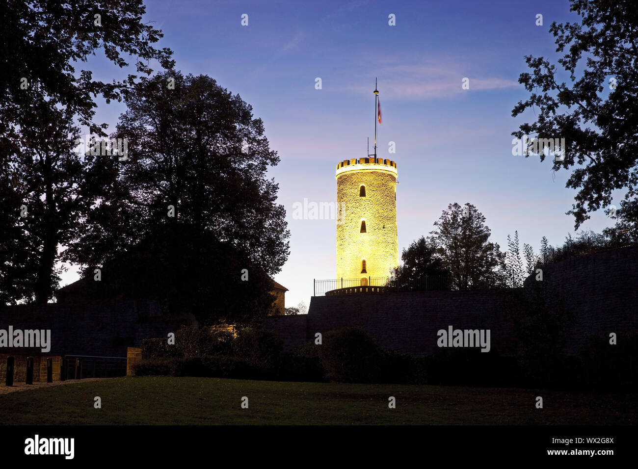 Illuminato il Castello di Sparrenburg di sera, Bielefeld, Renania settentrionale-Vestfalia, Germania, Europa Foto Stock