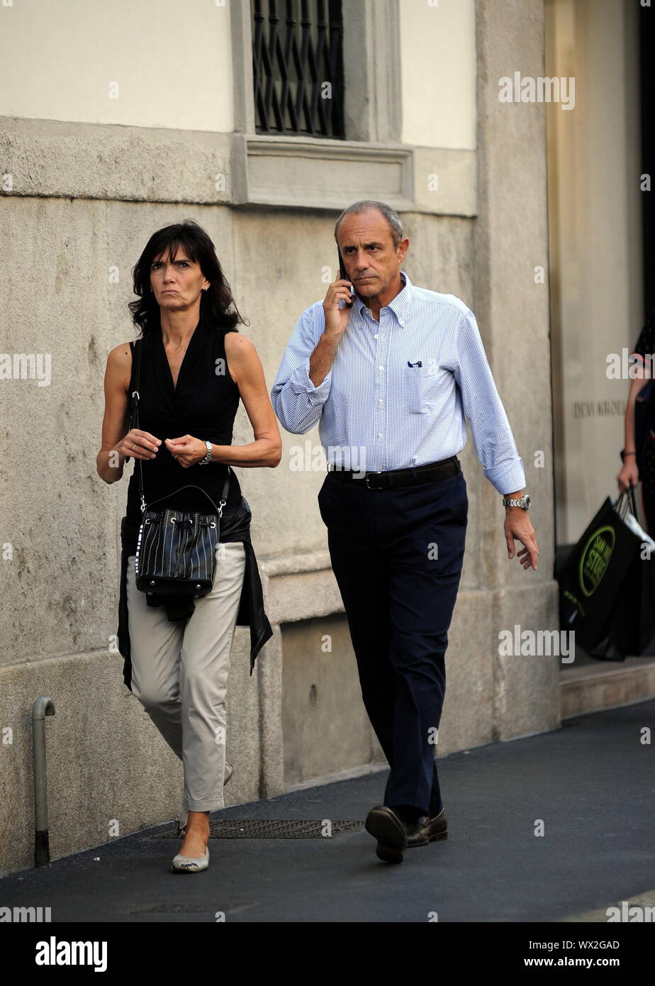 Milano, Italia. Xvi Sep, 2019. Milano, Ettore Messina nel centro con la moglie il coach del basket ARMANI Milano, ex allenatore della squadra nazionale italiana e assistente del coach per il SAN ANTONIO SPURS NBA, passeggiate attraverso le vie del centro con la sua moglie Laura Ferri. I due stop in Via Montenapoleone per sfogliare il 'Pomellato' finestra per ammirare alcuni gioielli e quindi riprendere il loro cammino lungo il quadrilatero. Credit: Indipendente Photo Agency Srl/Alamy Live News Foto Stock