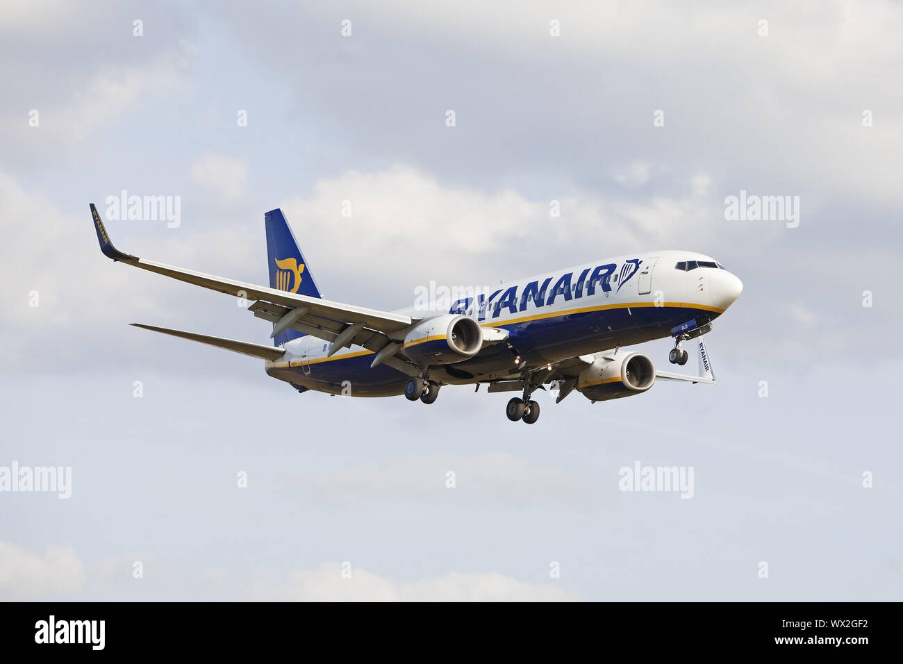 Aeroplano di Ryanair in atterraggio approccio, Colonia Bonn, Colonia, Germania, Europa Foto Stock