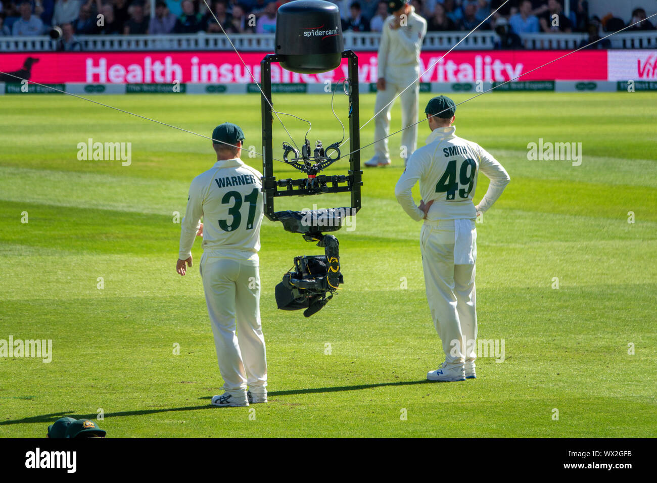 Spidercam al ovale per l'Inghilterra. v Australia Test Match.La Spidercam è un sistema che consente la pellicola e telecamere per muoversi sia verticalmente che orizzontalmente su una zona prestabilita, tipicamente il campo di gioco di un evento sportivo come un campo da cricket, campo di calcio o un campo da tennis. Il nome Spidercam è un marchio. Foto Stock