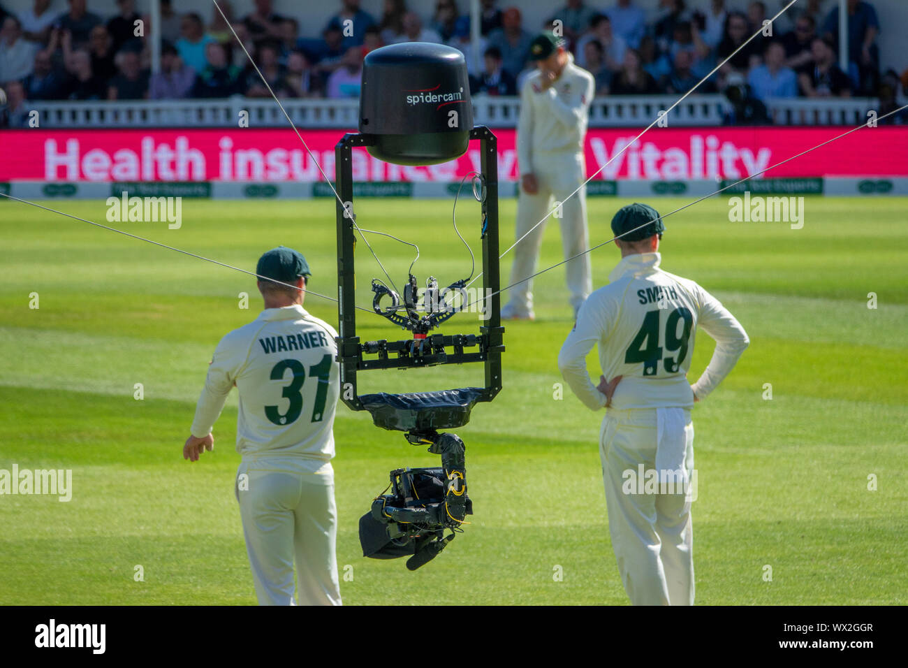 Spidercam al ovale per l'Inghilterra. v Australia Test Match.La Spidercam è un sistema che consente la pellicola e telecamere per muoversi sia verticalmente che orizzontalmente su una zona prestabilita, tipicamente il campo di gioco di un evento sportivo come un campo da cricket, campo di calcio o un campo da tennis. Il nome Spidercam è un marchio. Foto Stock